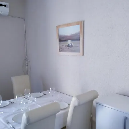Dolphin Apartments, Each With The Sea View * Stanici