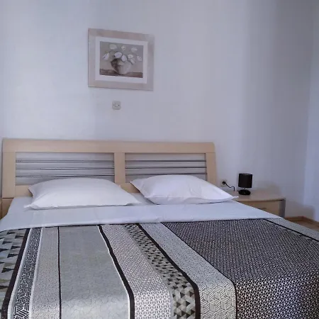 Dolphin Apartments, Each With The Sea View Stanici