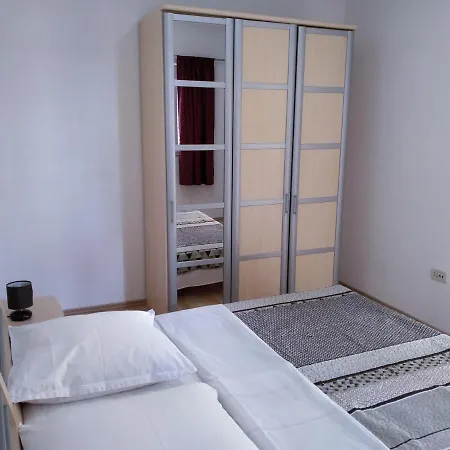 Dolphin Apartments, Each With The Sea View Stanici